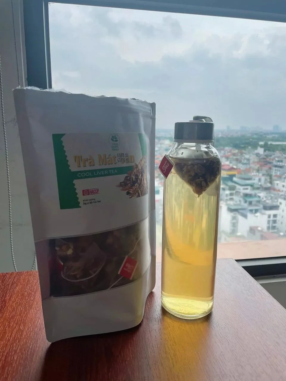 trà thơm mùi hoa cỏ rất dễ uống, uống vào thấy đỡ bị nóng trong người. Trà dạng nguyên mộc nên nhìn yên tâm