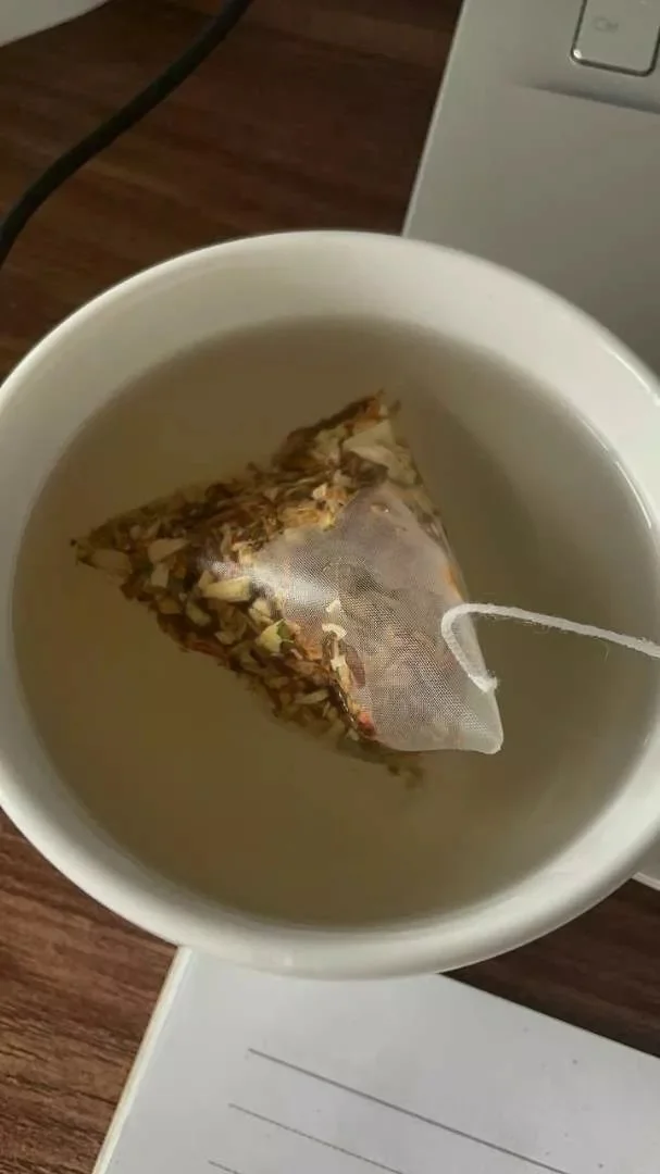 trà nguyên mộc không phải dạng nghiền có thể nhìn rõ các vị cây nên yên tâm hơn. Uống thấy cơ thể k còn nóng trong nữa. Dễ uống lắm