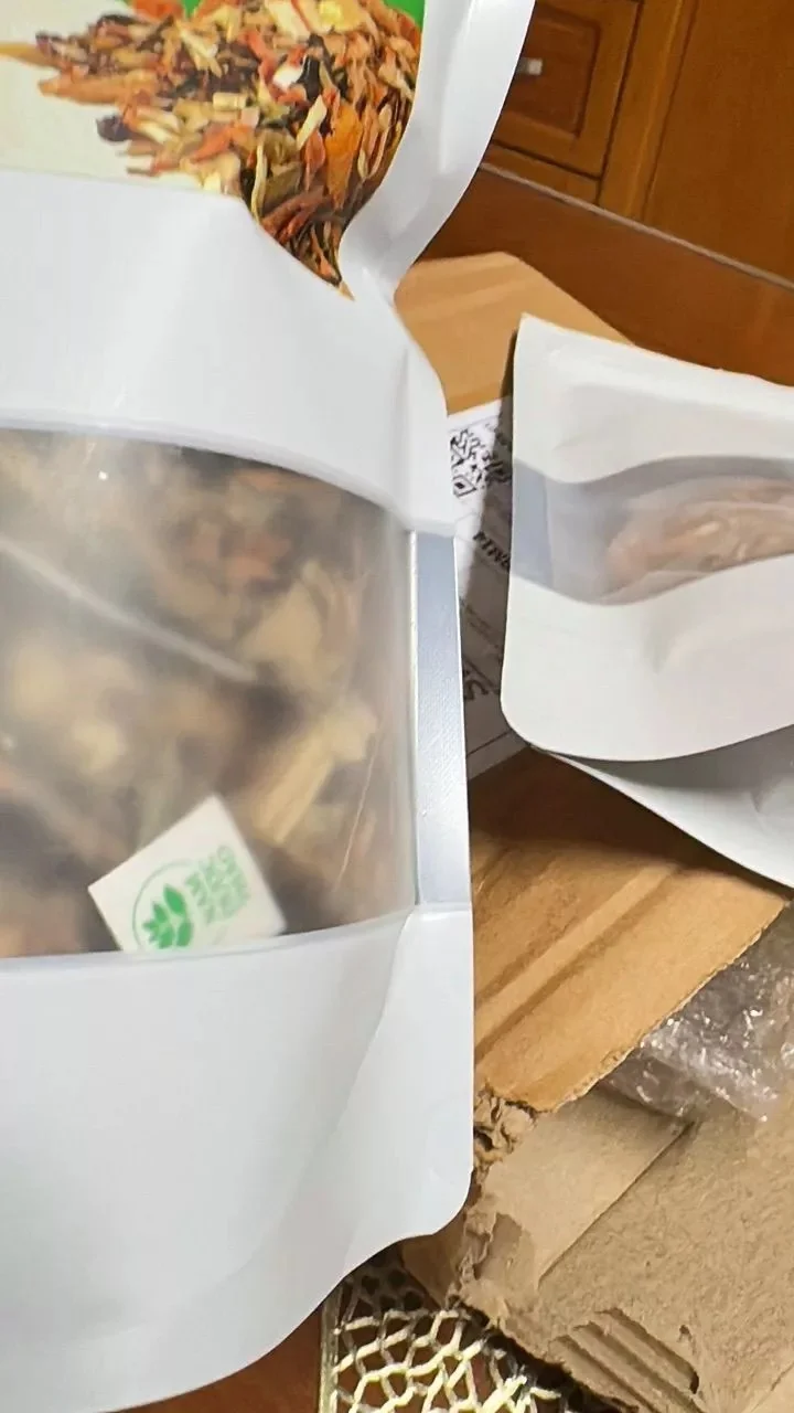 Mình khá khó tính với sp bv sức khoẻ. Nhưng dùng loại detox của hãng này r thấy ok la nên đặt thêm lọc gan cho ck. Nói chung loại nào uống cũng ngon nha. Túi lọc nhìn xịn xò, túi bên ngoài cũng dày dặn nên để lâu cũng k bị hư trà. Còn dc tặng kèm bịch nhỏ.